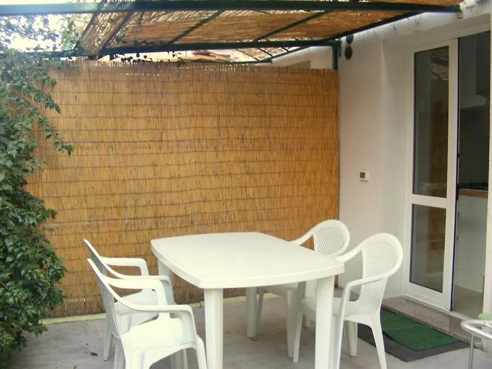 Residence Glicini Finale Ligure 2*,